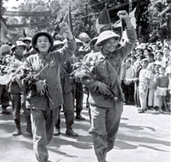 Kỷ niệm 61 năm ngày Giải phóng Thủ đô: Nhân dân - cội nguồn sức mạnh