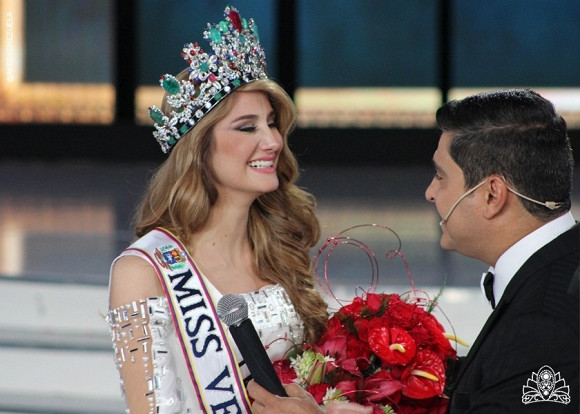 Cô sinh viên nha khoa đăng quang Hoa hậu Venezuela 2015