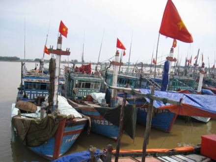 Thanh Hóa: Cứu nạn thành công 8 ngư dân và tàu cá trôi dạt trên biển