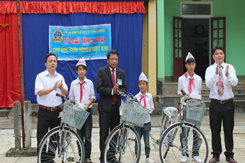 TAND huyện Thanh Chương, Nghệ An trao tặng xe đạp cho học sinh nghèo vượt khó