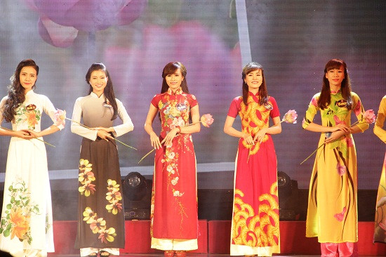 Nguyễn Thu Hằng trở thành Hoa khôi Sinh viên Hà Nội 2015