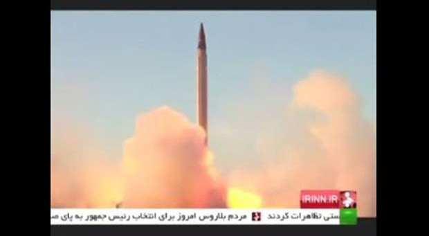 Iran “khoe” tên lửa đạn đạo nội địa mới có độ chính xác cao