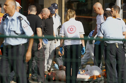 Hàng loạt vụ tấn công bằng dao và súng ở Jerusalem, gần 30 người thương vong