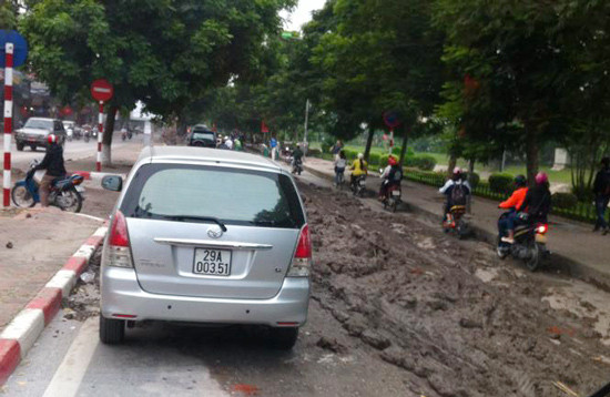 Hà Nội: Bùn đất lênh láng khắp đường, xe máy gặp nạn
