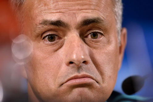HLV Mourinho bị FA phạt vì “vạ miệng”