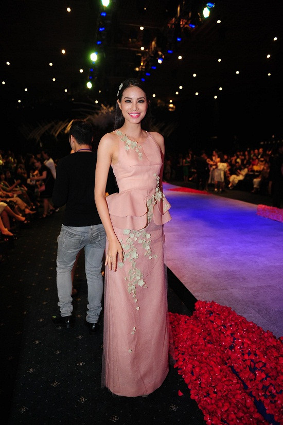 Rừng sao Việt đổ bộ thảm đỏ đêm mở màn Tuần lễ thời trang quốc tế Việt Nam