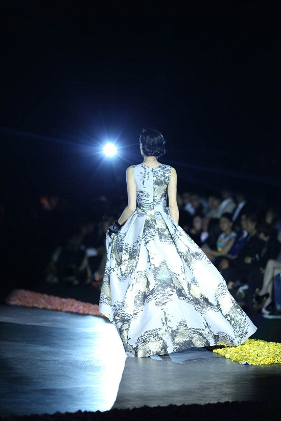 Vietnam International Fashion Week 2015: Thanh Hằng mặc đầm đính pha lê làm vedette show mở màn