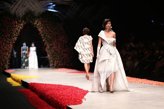 Vietnam International Fashion Week 2015: Thanh Hằng mặc đầm đính pha lê làm vedette show mở màn