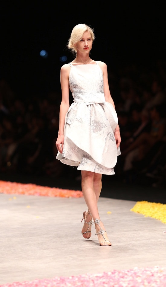 Vietnam International Fashion Week 2015: Thanh Hằng mặc đầm đính pha lê làm vedette show mở màn