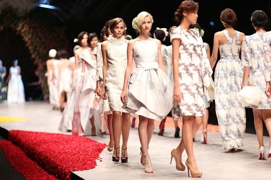 Vietnam International Fashion Week 2015: Thanh Hằng mặc đầm đính pha lê làm vedette show mở màn