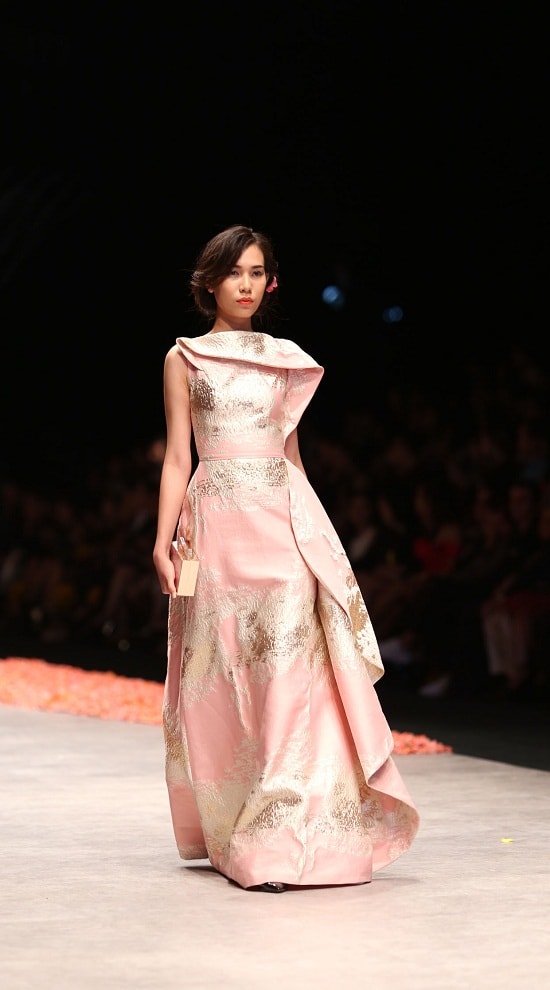 Vietnam International Fashion Week 2015: Thanh Hằng mặc đầm đính pha lê làm vedette show mở màn