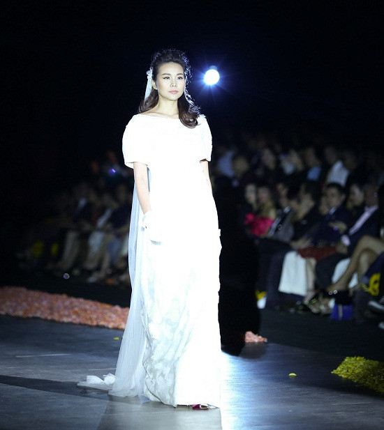 Vietnam International Fashion Week 2015: Thanh Hằng mặc đầm đính pha lê làm vedette show mở màn