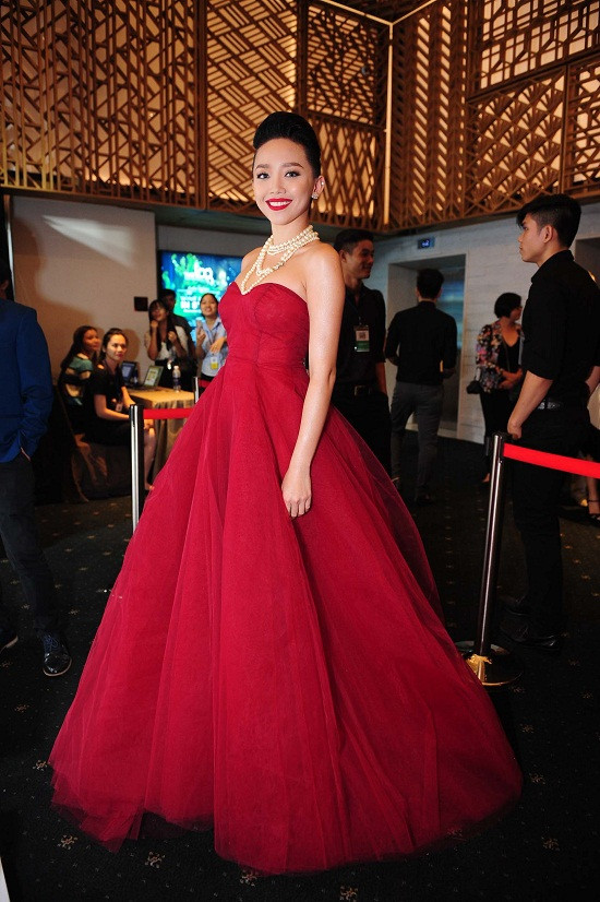 Rừng sao Việt đổ bộ thảm đỏ đêm mở màn Tuần lễ thời trang quốc tế Việt Nam