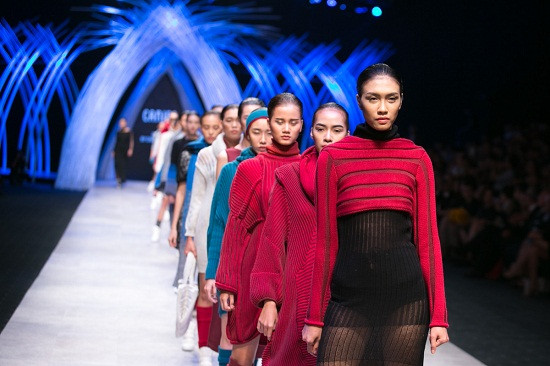 VIFW đêm thứ 2: 4 NTK của Việt Nam gây ấn tượng sàn diễn thời trang