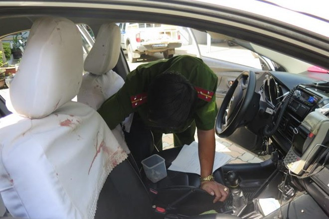 Nam thanh niên nghi ngáo đá khống chế tài xế, dọa đốt taxi