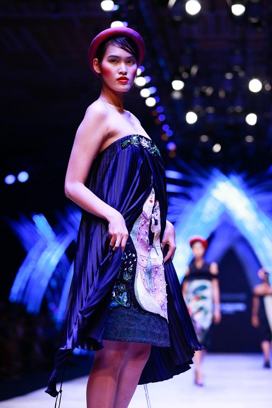 VIFW đêm thứ 2: 4 NTK của Việt Nam gây ấn tượng sàn diễn thời trang