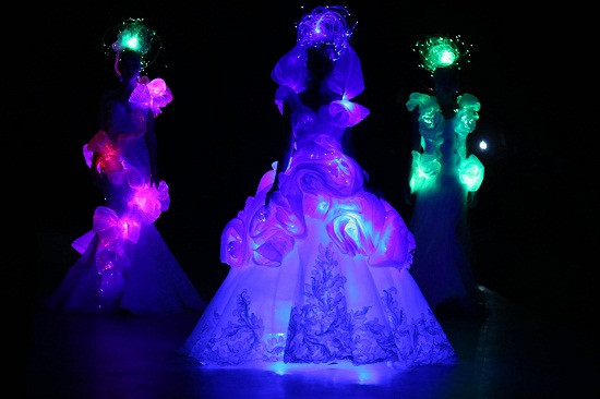 Những cô dâu phát sáng trên sàn catwalk của bà hoàng áo cưới Nhật Bản