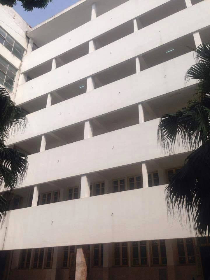 Rơi từ tầng 6 trường Đại học Xây dựng Hà Nội, một phụ nữ tử vong