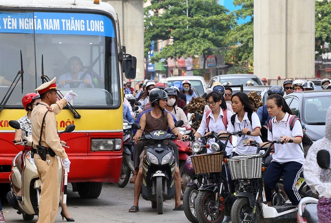 200 Cảnh sát cơ động được huy động để chống ùn tắc giao thông tại Hà Nội
