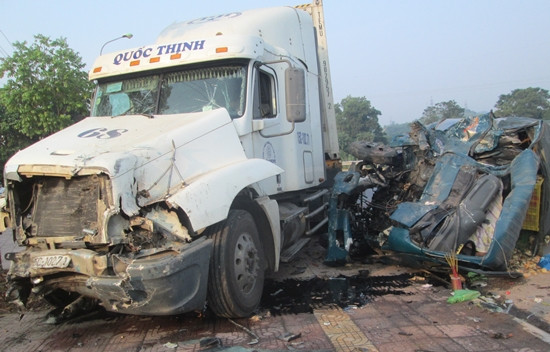 Kinh hoàng container đối đầu xe tải, hai người thương vong