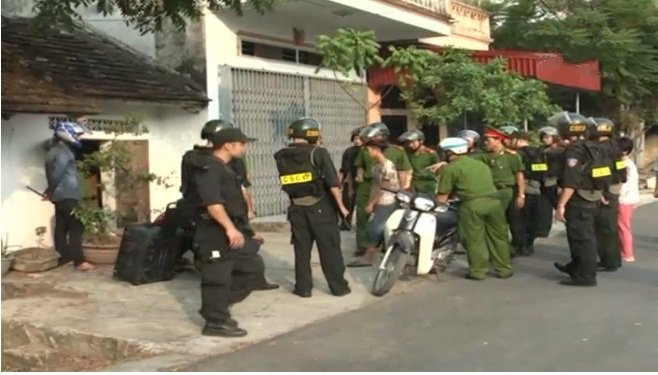Ninh Bình: Bắt nhốt nhiều người trong nhà, ôm bình gas cố thủ