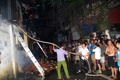 Thanh Hóa: Cháy kho hương trong đêm, cả khu phố náo loạn