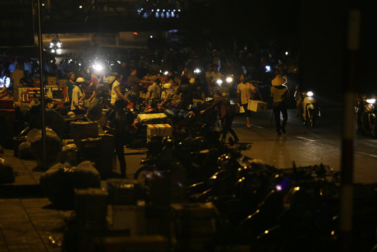 Nguy cơ tai nạn tiềm ẩn trước cổng chợ Long Biên