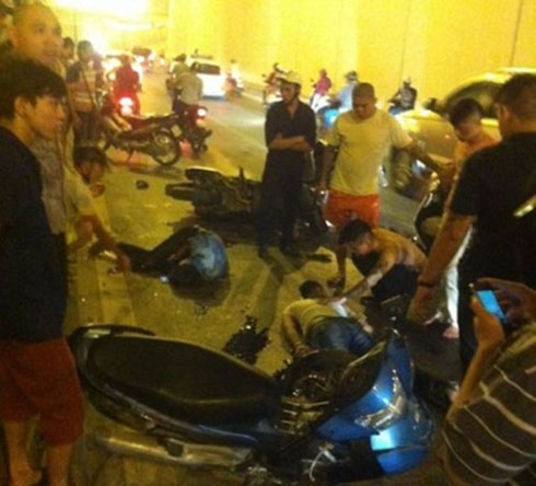 Tin tức tai nạn giao thông ngày 24/10: Xe máy đấu đầu trong hầm Kim Liên