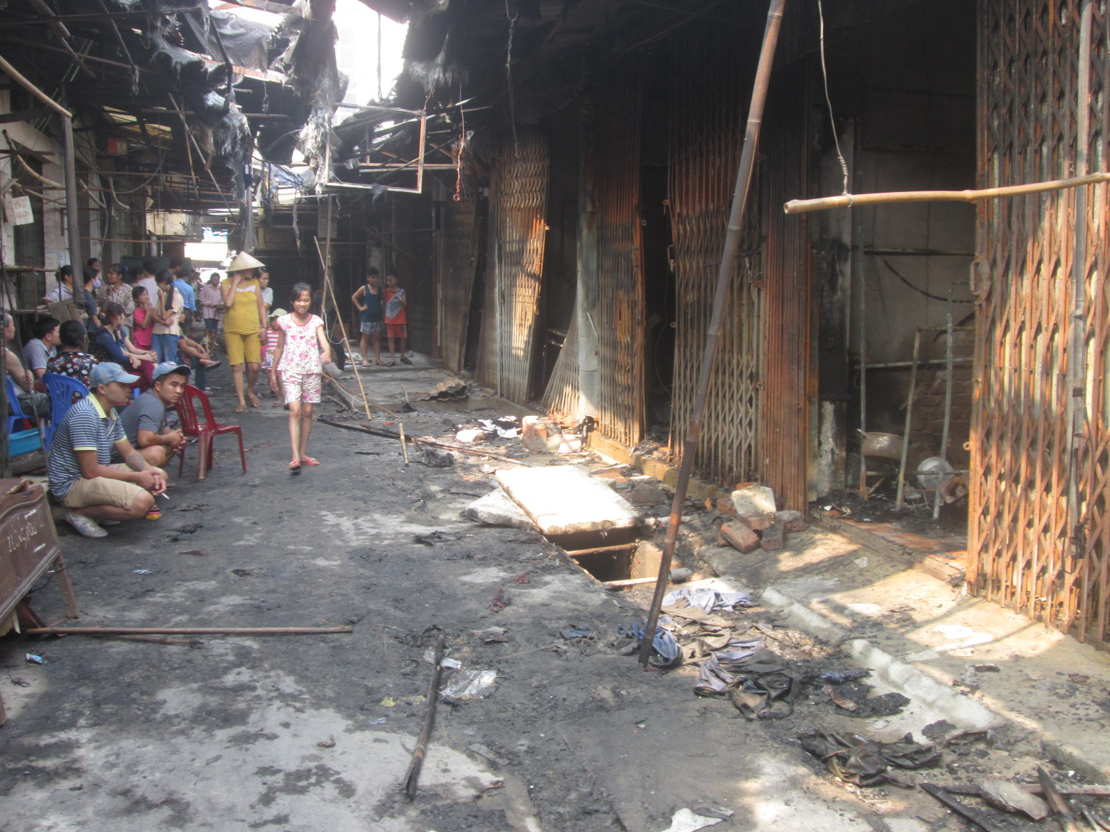 Hình ảnh tan hoang của chợ Xốm sau vụ cháy lúc nửa đêm