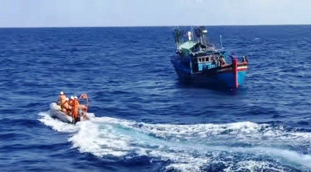 Tin tức xã hội ngày 25/10: Cứu 18 thuyền viên cùng 2 tàu cá lênh đênh trên biển