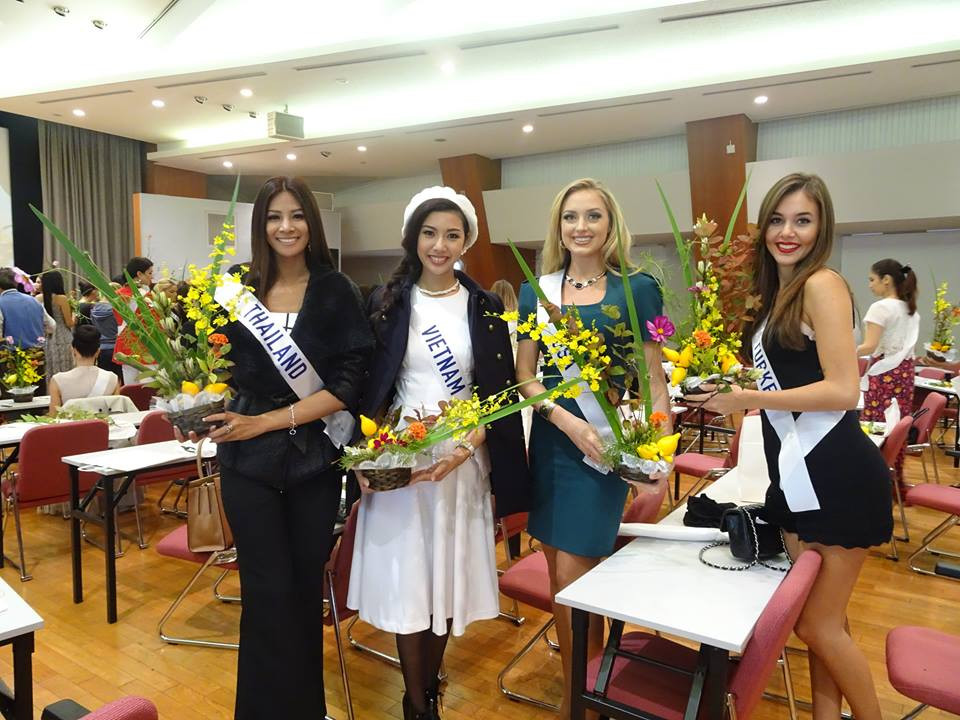 Á khôi Thúy Vân giới thiệu món quà bất ngờ tại Hoa hậu Quốc tế 2015