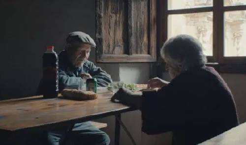 Hai vợ chồng sống trong làng bỏ hoang suốt 45 năm