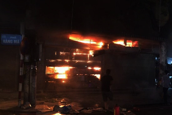 Hà Nội: Cửa hàng bán gấu bông trên phố Hàng Mã bốc cháy dữ dội 