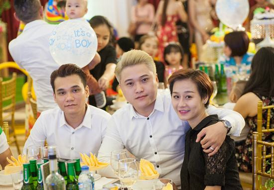 Vợ chồng Tuấn Hưng tổ chức sinh nhật tròn 1 tuổi cho con trai