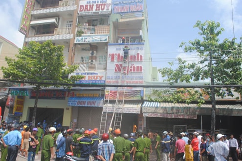 Công ty tin học bốc cháy, nhân viên hoảng loạn tháo chạy