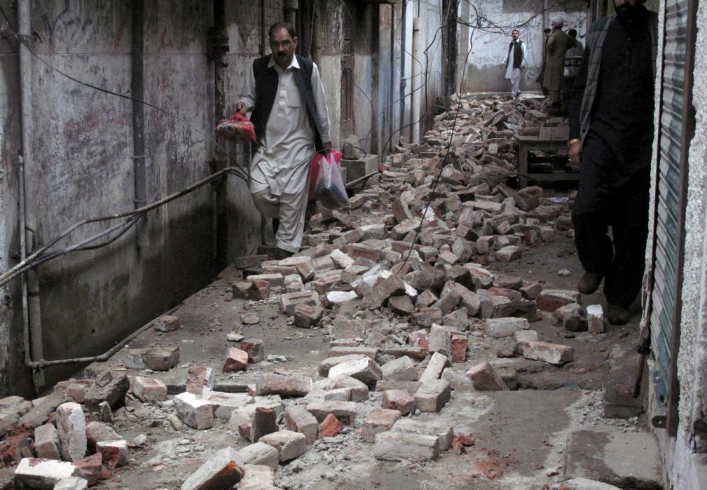 Động đất ở Afghanistan: “Tòa nhà đung đưa như một con lắc”