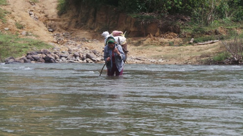 Học sinh liều mình lội sông đến trường