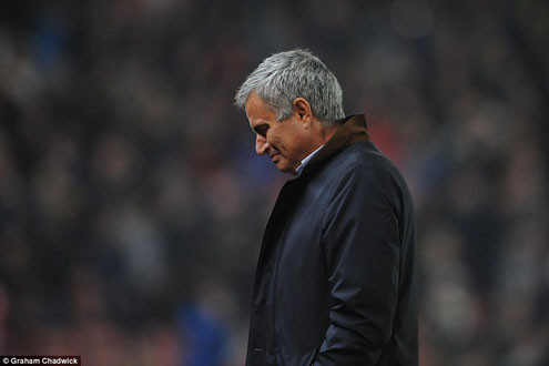 Cận cảnh Chelsea thua 10 người Stoke City, Mourinho hết cửa ở lại