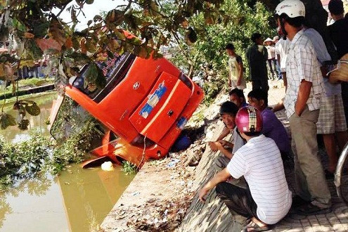 Ninh Bình: Xe khách lao xuống sông, hàng chục người thoát nạn
