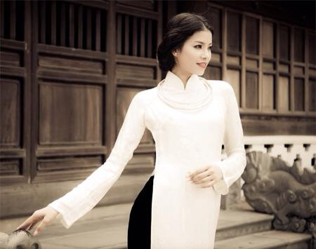 Hoa hậu Hoàn vũ Phạm Hương khoe nét đẹp kiêu sa cùng áo dài