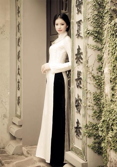 Hoa hậu Hoàn vũ Phạm Hương khoe nét đẹp kiêu sa cùng áo dài