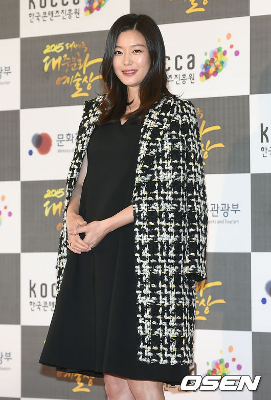 Chị Chảnh Jeon Ji Hyun lộ rõ bụng bầu 7 tháng