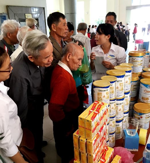 Vinamilk chăm sóc sức khỏe cho hơn 1.600 người cao tuổi TP.Hồ Chí Minh và Hà Nội