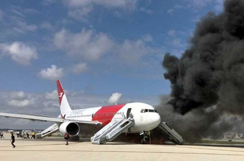 Mỹ: Cháy động cơ máy bay, 15 người bị thương 