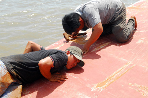 Vụ chìm tàu trên sông Soài Rạp: Cứu hộ gặp nhiều khó khăn do thời tiết xấu 