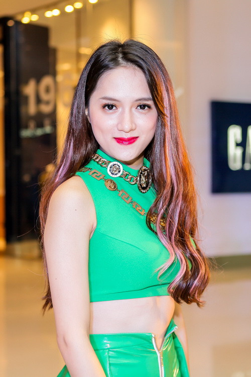Hương Giang Idol khiến khán giả đỏ mặt vì trang phục nhạy cảm