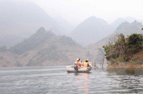Đắm thuyền tại hồ Thủy điện Thái An, 1 người chết, 1 người mất tích 