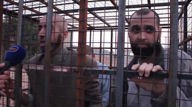 Sốc: Phiến quân Syria nhốt tù nhân trong cũi làm “lá chắn sống”