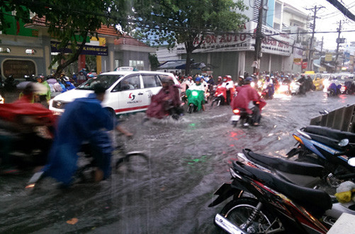 TPHCM: Hàng không, đường bộ bị ảnh hưởng do mưa lớn