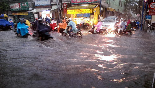 TPHCM: Hàng không, đường bộ bị ảnh hưởng do mưa lớn